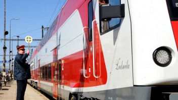 Nešťastie v Čachticiach: Dieťa vbehlo do jazdnej dráhy vlaku
