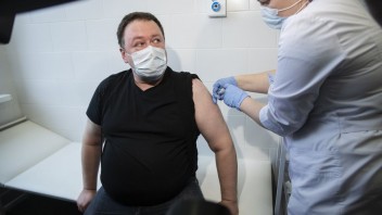 Povinné očkovanie zamestnancov plánujú zaviesť v ďalších oblastiach Ruska