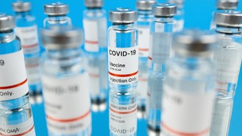 Nechcete sa dať zaočkovať? Mýty o vakcíne proti covid, ktorým stále veríme