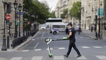Mladú ženu v Paríži zrazila elektrická kolobežka. Zraneniam podľahla