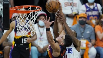 NBA: Phoenix zdolal LA Clippers, Atlanta si zmeria sily s Milwaukee