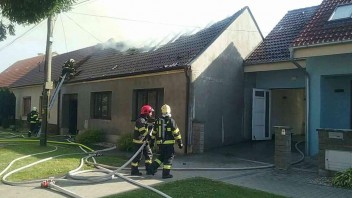 V Jaslovských Bohuniciach došlo k požiaru domu. Zasahovalo 40 hasičov