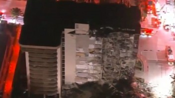 Na Floride sa zrútila časť budovy, na mieste sa konala veľká záchranná akcia