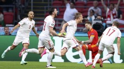 Dánsko postúpilo do štvrťfinále, Wales zvalcovalo štyrmi gólmi