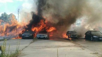 FOTO V bratislavskej Petržalke vypukol požiar. Oheň zasiahol aj zaparkované autá