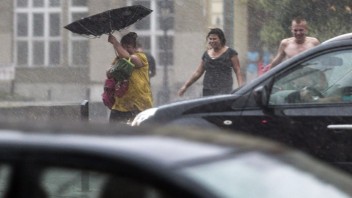 Českí meteorológovia varujú: V utorok prídu znova silné búrky