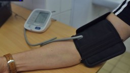Kontrolujete si doma krvný tlak? Ideálne je hodnoty sledovať sedem dní po sebe