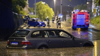 Nemecko po búrkach zasiahli povodne. Ľuďom pomáhali stovky hasičov
