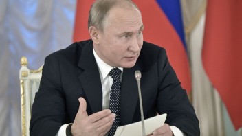 Putin prezradil, akú vakcínu dostal. Povinné očkovanie však neschvaľuje