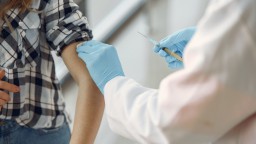 Ľudia dvojité očkovanie nedodržiavajú: Jedna dávka vás nezachráni
