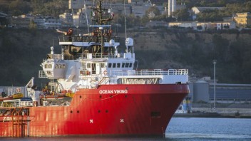 Posádka plavidla Ocean Viking zachránila z mora desiatky migrantov