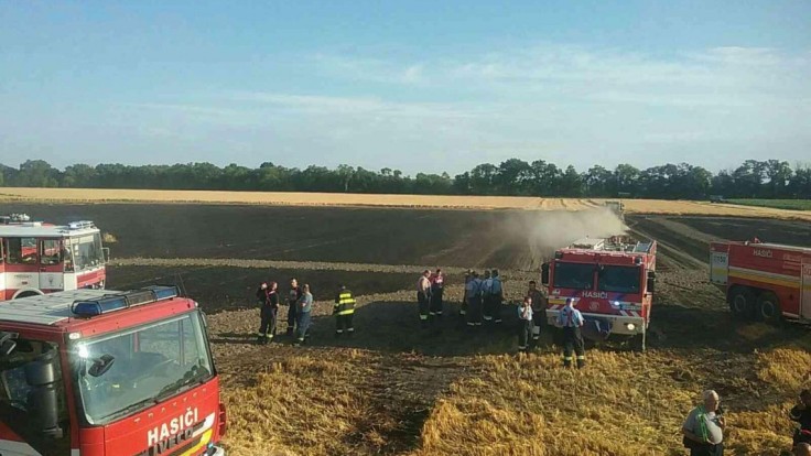 Požiar zničil 12 hektárov pôdy s obilím. Zasiahli desiatky hasičov