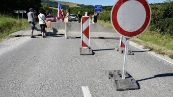 FOTO Vo Vrbovciach uzavrela polícia hraničný priechod. Mnohí sa nedostanú do práce