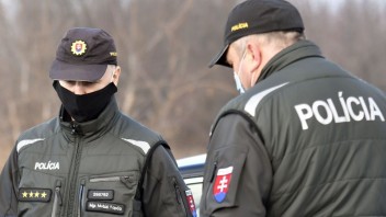 Dvaja cudzinci v Prešove vyskočili z podvozku kamióna, polícia ich vypátrala