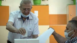 Bulharské voľby vyhrala podľa odhadov strana televízneho moderátora Trifonova