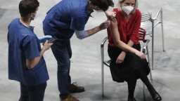 Na očkovanie proti koronavírusu je v Česku možné prísť aj bez registrácie