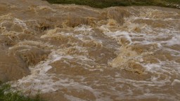Rozvodnený potok zaplavil ulice aj ihrisko, v Starej Ľubovni platí tretí stupeň povodňovej aktivity