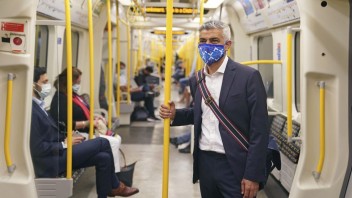 Starosta Londýna chce, aby sa vo verejnej doprave naďalej povinne nosili rúška