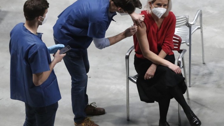 Kompletné očkovanie majú už štyri milióny Čechov, vakcinácia mierne spomalila