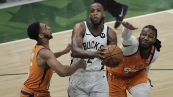 NBA: Basketbalisti Milwaukee vyrovnali stav série, porazili Phoenix