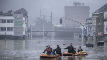 Diaľnice a domy sú zaplavené, pátrajú po obetiach. Problémy hlásia ďalšie krajiny