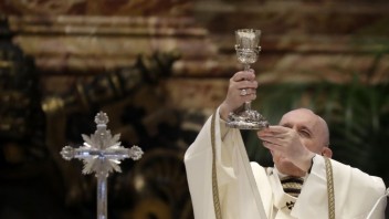 Pápež znovu zaviedol obmedzenia latinskej omše. Katolícki tradicionalisti krok okamžite odsúdili
