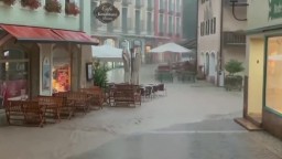 Silné lejaky zasiahli aj Rakúsko, voda zaplavila historické centrum Halleinu