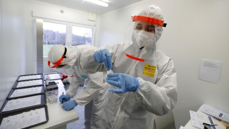 Česko už nebude hradiť testy na koronavírus, chce tak motivovať k očkovaniu