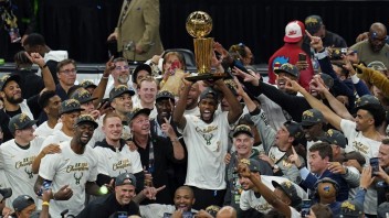 NBA: Milwaukee Bucks získali titul po presne 50 rokoch, hrdinom finále bol Antetokounmpo