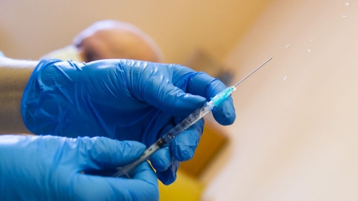 Zákon zvýhodňujúci očkovaných musí prejsť testom diskriminácie, upozorňuje organizácia