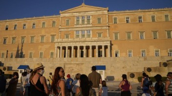 Grécke úrady sú znepokojené. Vírus sa rýchlo šíri medzi obyvateľmi od 40 do 60 rokov