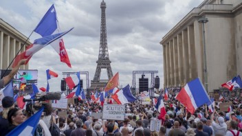Protest proti opatreniam v Paríži prerástol do potýčok s políciou, použiť museli slzný plyn
