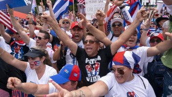Veľvyslanectvá sa stali terčom útokov, situácia na Kube vyvolala protesty vo svete