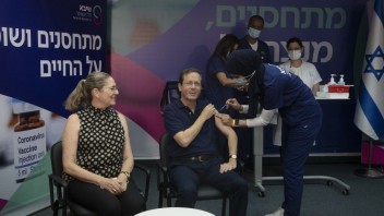 Izrael začal s očkovaním treťou dávkou, má pomôcť čeliť delta variantu