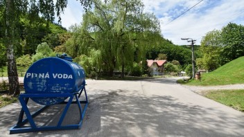 Na Pohroní dochádza pitná voda, v Žarnovici už vyčerpali zásoby