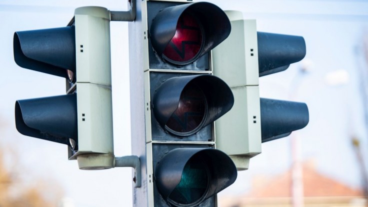 Na Seneckej ceste spustili semafor, vodiči sa sťažujú na kolóny