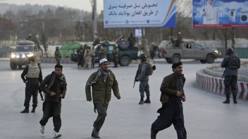 V obliehanom meste zahynuli desiatky civilistov, Taliban napáda provinčné metropoly