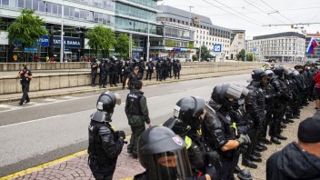 Dva protesty, hádky aj zásah polície. Takto to vyzeralo v Bratislave