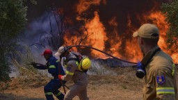 Požiar sa v Grécku nedarí uhasiť už štvrtý deň. Tisíce obyvateľov ušli do bezpečia