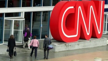 Spravodajská televízia CNN prepustila troch zamestnancov. Do práce prišli nezaočkovaní
