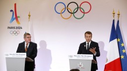 Olympijskú štafetu prevezmú Francúzi. Na Eiffelovke bude viať vlajka veľká ako futbalové ihrisko