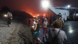 Vzduch v Aténach je nedýchateľný. Grécku pomôže s požiarmi aj Slovensko