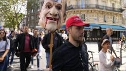 Francúzsko zaplavili protesty. Ľudia demonštrujú proti covid pasom a povinnému očkovaniu