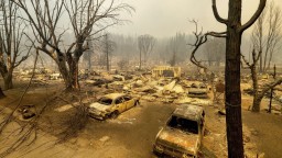 Dve mestá takmer úplne vyhoreli. Kalifornia bojuje s požiarmi, hlásia aj nezvestných
