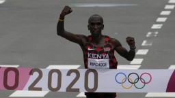 Keňan Kipchoge obhájil zlato. V maratóne mužov sa stal suverénnym víťazom