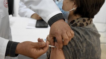 Tunisko masovo očkovalo, vakcínu proti covidu podali vyše pol miliónom ľuďom