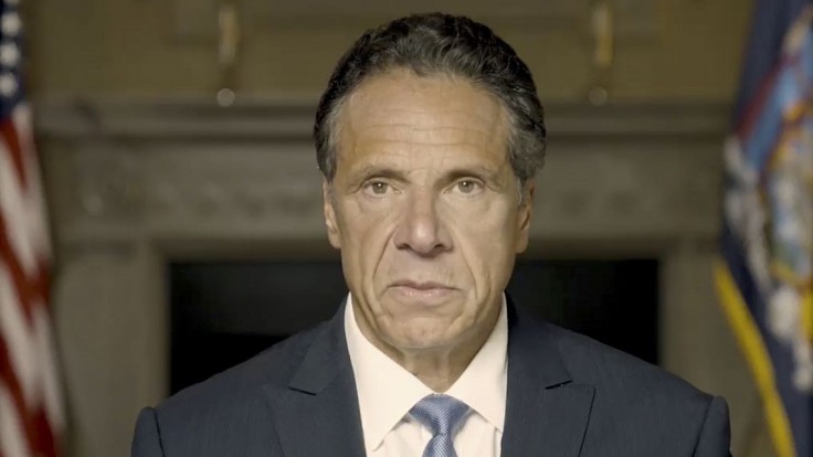Na odstúpenie guvernéra New Yorku vyzýva aj jeho poradkyňa. Je to veľká rana, tvrdia analytici