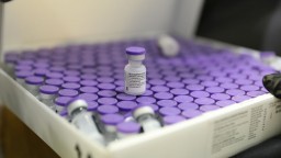 Šéf BioNTech: Terajšia vakcína zaberá aj proti novým variantom, netreba ju modifikovať