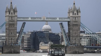 Londýnsky Tower Bridge sa zasekol. Porucha na moste spôsobila rozsiahle zápchy