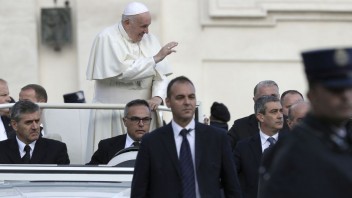Navštívi pápež na Luníku aj byty? Ochranka musí rátať aj s nečakanými zmenami, hovorí expert